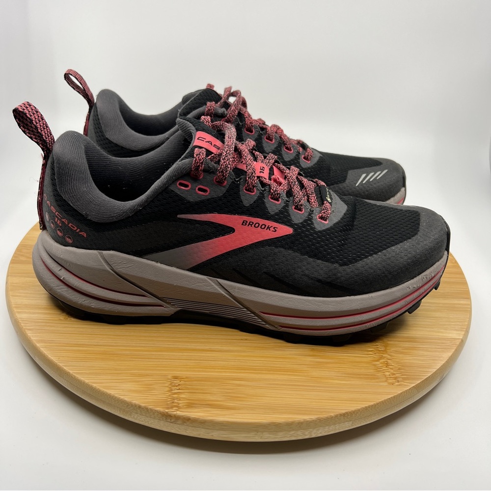 Brooks Cascadia 16 GTX Women’s size 8